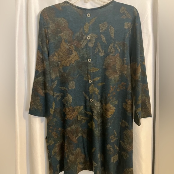 Christopher and Banks floral print tunic top with side pockets and button back. - Picture 2 of 6